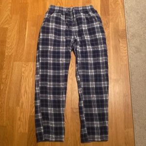 Rutiga pyjamasbyxor  - Superfina pyjamasbyxor, knappt använda!!🌸 skriv pm för fler bilder