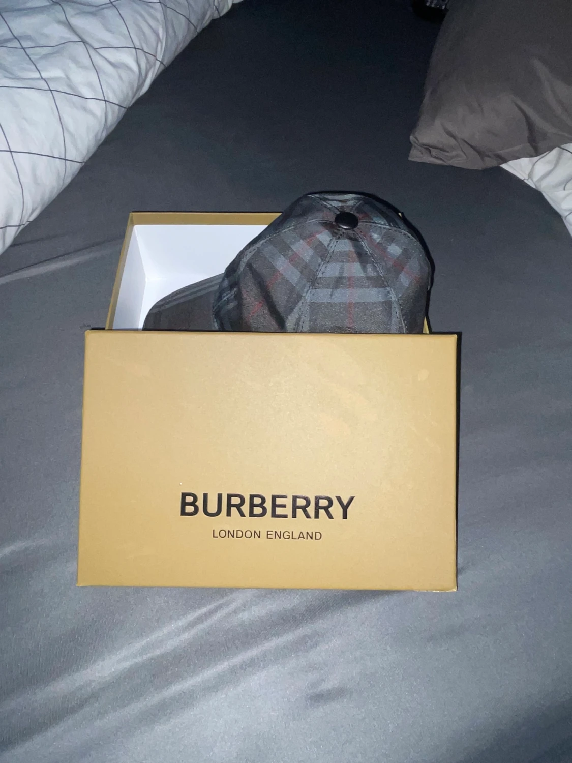 Burberry keps med låda 