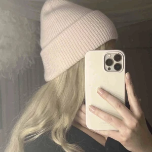 Mössor - Finns i vit, beige, brun, blå kvar. Fåtal kvar i lager. Kashmirmix och bomull är materialet💖