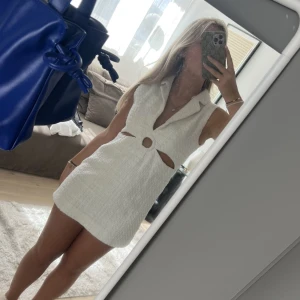 Zara klänning - Super fin vit zara klänning som tyvärr är för kort för mig som är 170😢