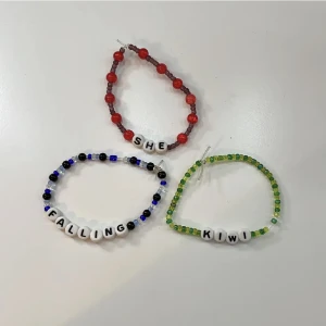 Harry Styles armband  - Armband inspirerade från Harry Styles låtarna She, Kiwi och Falling. 10kr/st, 2 för 15kr eller alla för 25kr