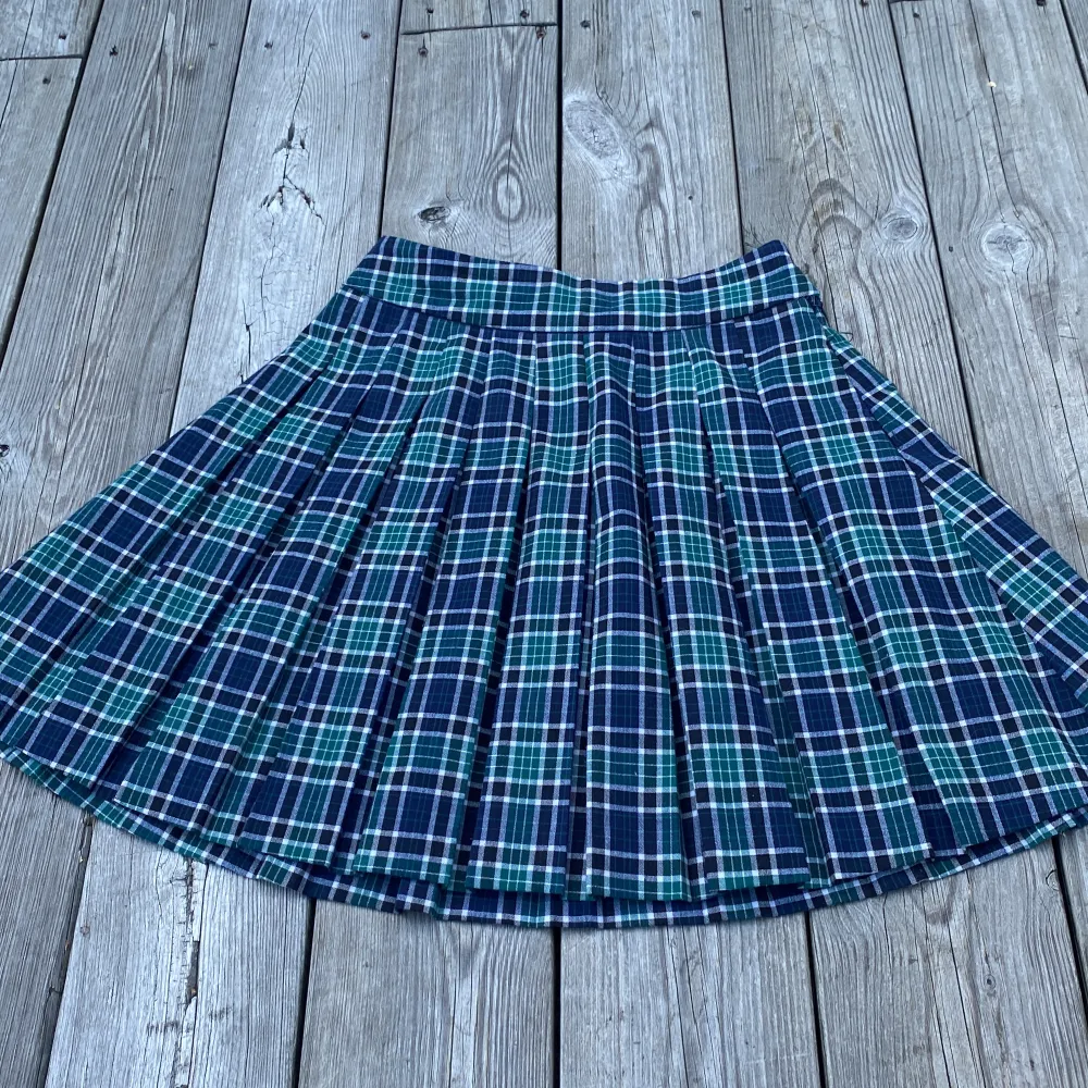 Blue and green plaid pleated skirt, size xxs but fits xxs-s work around twice. Kjolar.