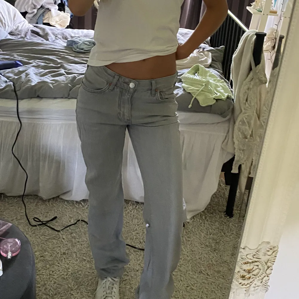 Ett par mid waist raka jeans, knappt använda. Passar olika beroende på vilken passform man vill ha. Jeans & Byxor.