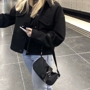 Svart kappa - Säljer nu denna fina svarta kappa i storlek S. Den är från Vero Moda och är i fint skick. Nypris 450kr. Självklart tvättas den innan frakt. Skriv för fler bilder! Använd er gärna av KÖP NU!🤍🫶🏽