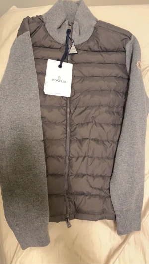 Moncler cardagin  - Helt ny moncler cardigan, fick den i present, QR koden oxh nfc tag funkar perfekt, moncler påse följer med. Är storlek M men passar S också. Hör av dig vid frågor eller funderingar, pris kan diskuteras!