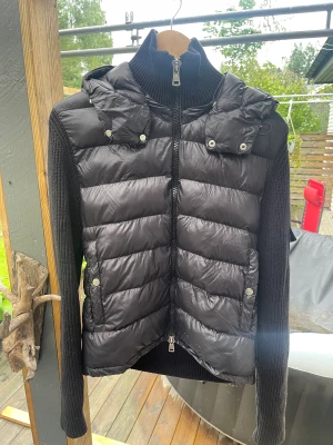 Moncler Cardigan - Säljer denna nu pga används Inte längre.  Skicka 10/10 nästa aldrig använd