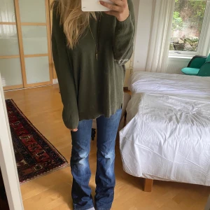 Grön stickad tröja - Så najs grön oversized stickad tröja med dragkedja bak på ryggen och peacetecken på armbågarna