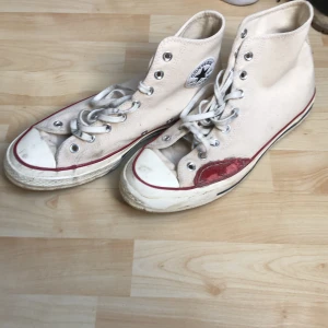 Converse Chuck Taylor Hi - Tänkta som skejtskor därav den röda läderpatchen på vänsterskon