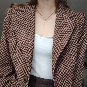 MÖNSTRAD KAVAJ - Vintage kavaj med unik design/mönster! Rymliga fickor & bra passform:)