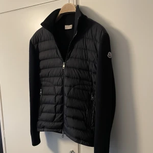 Moncler cardigan Tricot - Säljer en Moncler cardigan som är i väldigt bra skick! Storlek S!  Hör gärna av dig om du har frågor!