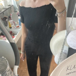 topp - svart topp ifrån hm. sparsamt använd så i fint skick. tyvärr är prislappen i ryggen bortklippt men det finns en annan prislapp där det står både storlek och märke💘