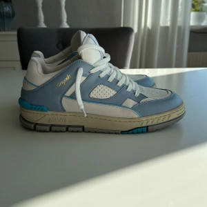 Axel arigato skor - Helt nya Axel arigato skor av nya kollektionen, använda endast 1-2 gånger för att testa. Har ingen användning av dom då de endast legat förvarade i kartongen. Storleken är 44 men passar även 43 skulle jag säga. Även ni som har 45 så passar det.