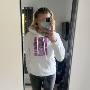 The cool elephant  - Hej! Jag säljer min fina thecoolelephant hoodie dp den börjar bli lite kort i armarna och inte används alls. I jätte fint skick och i storlek xs. Köpte för 599kr.  Priset ej skrivet i sten. Köparen står för frakten. Swish💕
