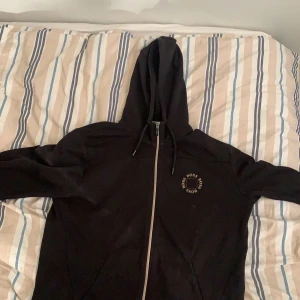 Hugo Boss hoodie - En annan utav mina boss hoodies jag säljer, använd men välomhändertagen. Det är XL men jag har L och den fungerade.