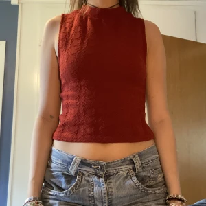 Roströd topp med mönster - Strl S, säljer för 39kr! 🌟