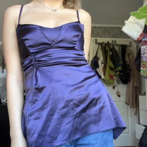 Y2k-topp - Coolt mörklila vintagelinne💜