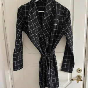 Klänning - Kappa/klännign med knyte runt midjan. En aning kort i modellen