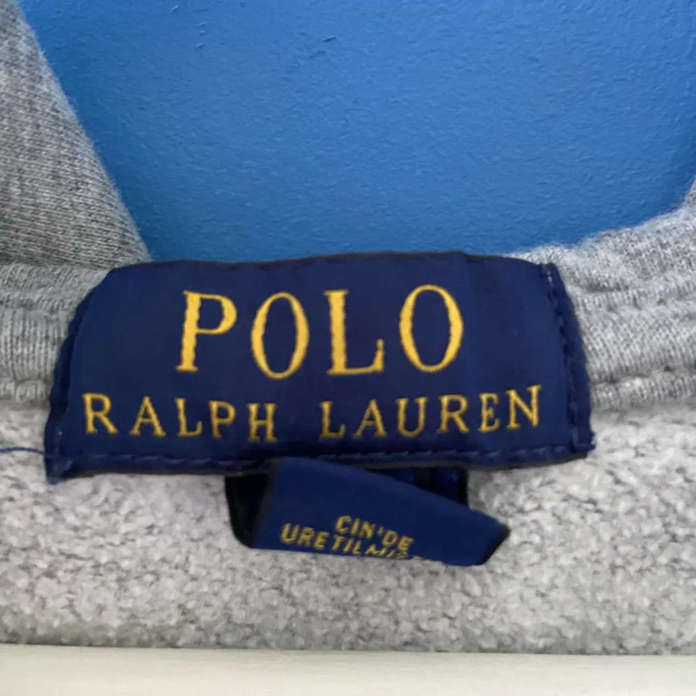 Säljer nu min gråa Ralph lauren zip hoodie säljer pga att den är för liten skick 9/10 använt några gånger men många ny pris 1800 mitt pris 649 pris kan diskuterars. Hoodies.