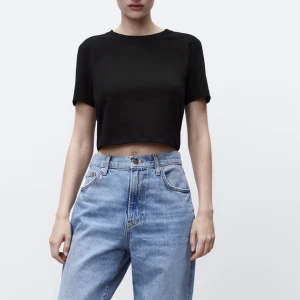 Svart topp från zara - Säljer en svart vanlig topp från zara. Toppen är i fint skick. Skriv privat för fler bilder😊