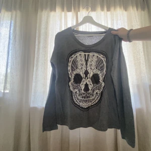 Cool tröja - Säljer denna jättefina Zadig liknande tröja med en döskalle som tyvärr inte kommer till någon användning. Köparen står för frakten💋💀