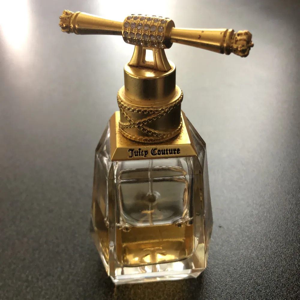 Säljer denna juice Couture parfym som ej kommer till användning nå mer, den luktar väldigt fräscht🥰den kostar ny pris 650kr men säljer den för 90kr plus frakt eftersom att den är använd💕. Övrigt.