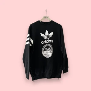 Adidas-sweatshirt  - Oversized sweatshirt från Adidas i M. Använd gärna KÖP NU 🫶🧚