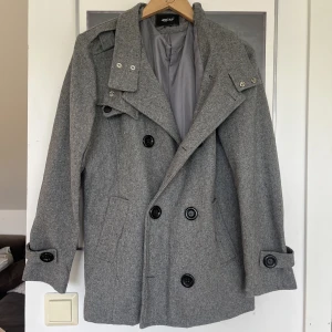 Kappa - Super snygg och unik kappa från märket ”HJEND”. Perfekt till höst 🍂Kappan är i nyskick. Det står ingen storlek, men jag skulle uppskatta S/M. 