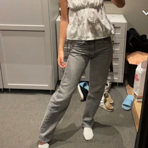 Gråa jeans - Säljer nu mina älskade jeans från Gina tricot. Kommer inte till använding pga har liknande jeans. Nypris 599