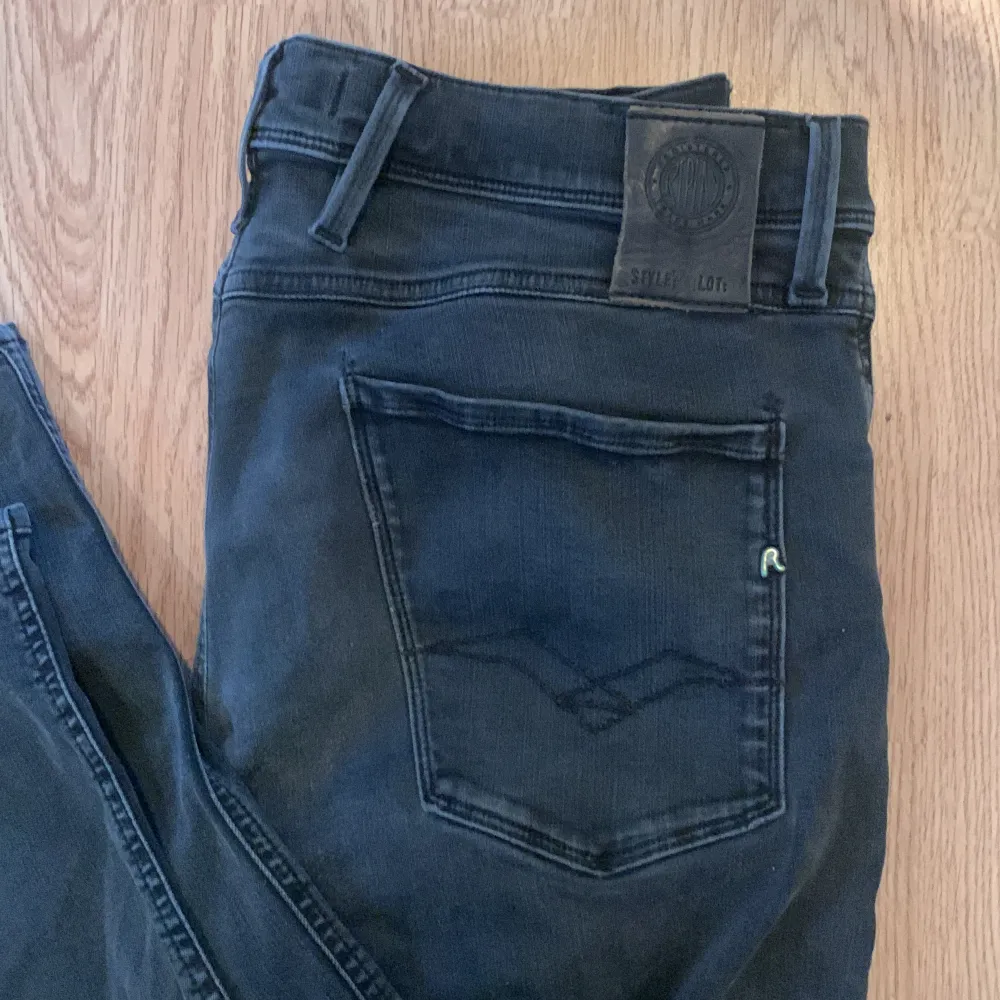 Fina Replay jeans jag tyvärr växt ur. Mycket fint skick. Pris kan diskuteras. Jeans & Byxor.
