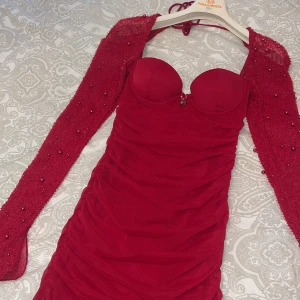 Oh polly klänning  - Säljer nu min fina klänning från oh polly!🌸Den är använd under en kväll sedan har den bara hängt i garderoben. Klänningen är i storlek 6 vilket jag skulle säga motsvarar en S. Den är jätte skön och jätte fin! Vid eventuella frågor hör av er!