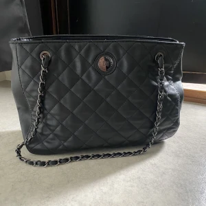 Handväska - En jättefin handväska från Don Donna i nyskick, är inte använd mer än 5 ggr och det är inga defekter eller skador. Väskan har väldigt mycket fack både i väskan och typ utanför (kom priv för fler noggranna bilder) lämna gärna prisförslag, nypris 599kr🥰