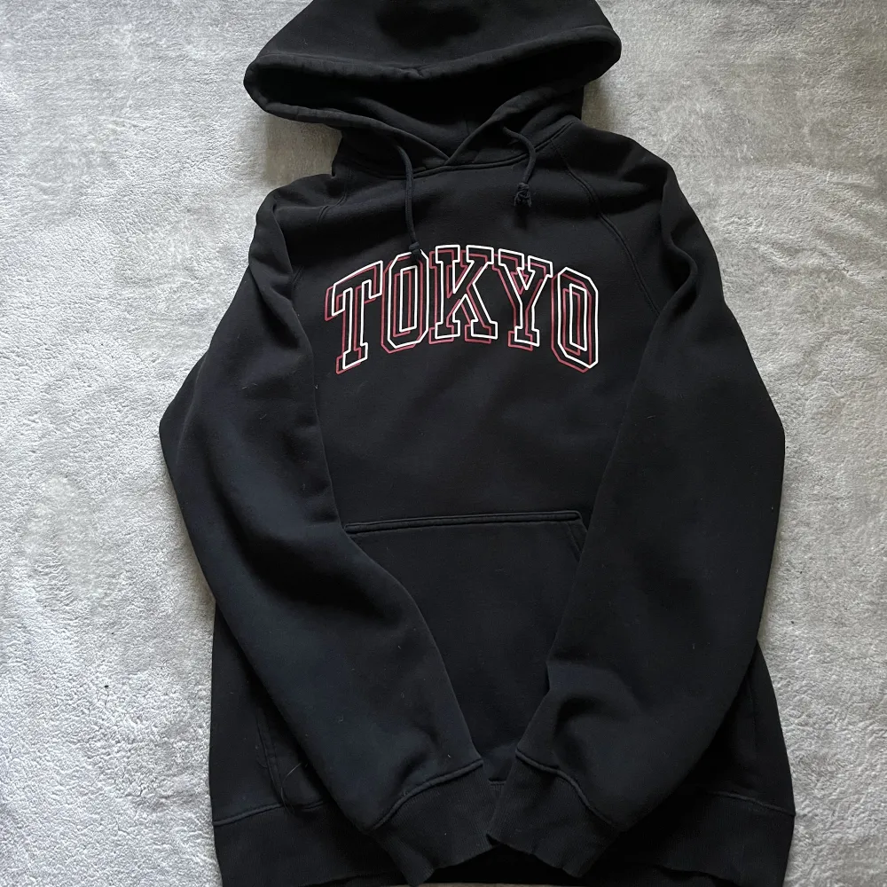 En skön oversized hoodie med Tokyo tryck i bra skick😊 tveka inte att skriva vid frågor.(eller fler bilder) glöm inte kolla in min profil och följ. Pris är alltid diskuterbart✌️. Hoodies.