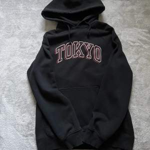 En skön oversized hoodie med Tokyo tryck i bra skick😊 tveka inte att skriva vid frågor.(eller fler bilder) glöm inte kolla in min profil och följ. Pris är alltid diskuterbart✌️