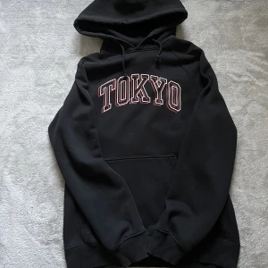 Tokyo hoodie - En skön oversized hoodie med Tokyo tryck i bra skick😊 tveka inte att skriva vid frågor.(eller fler bilder) glöm inte kolla in min profil och följ. Pris är alltid diskuterbart✌️