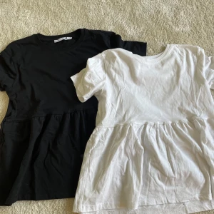 svart/vit volang t-shirt  - Säljer dessa jättefina volang t-shirt 💓💓