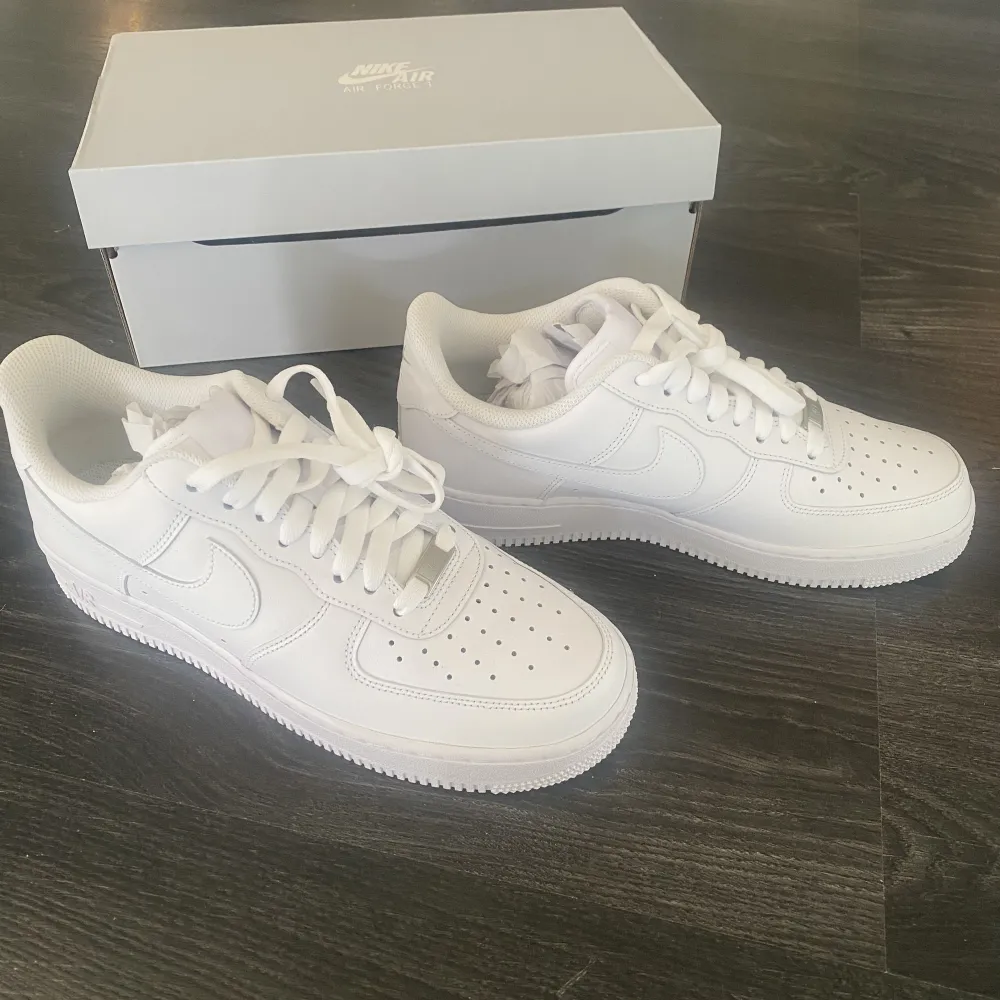 Säljer ett par helt oanvända air force 1 som jag beställt för 1400 på Nike Officiell i storlek 42,5. Skor.