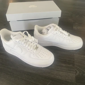 Air force 1 - Säljer ett par helt oanvända air force 1 som jag beställt för 1400 på Nike Officiell i storlek 42,5