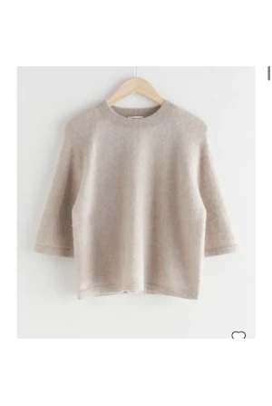 Other stories stickad - Säljer denna superfina trekvartsärmade, populära stickade tröjan från &Other Stories! Jättebra skick, använd max 10 gånger 🤗🔥