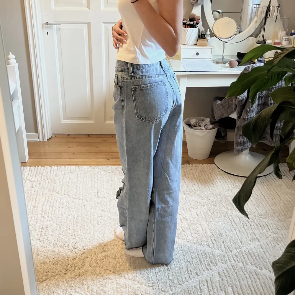 Blåa oversized jeans med slitningar från Boohoo. Jag är 173cm. . Jeans & Byxor.