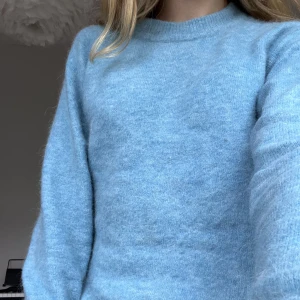 Stickad tröja - Säljer denna fina stickade tröja från zara💞 köpt här på plick och i nyskick. Säljer för 150, pris kan diskuteras såklart💞 hör av er om ni har frågor eller vill ha fler bilder