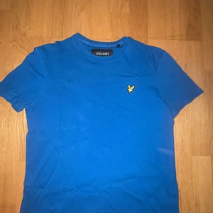 Lyle and scott  - En t-shirt i väldigt bra kondition  Storlek xs  Skriv för mer frågor