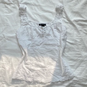 Topp linne vit  - Jättefin topp! Mycket bra skick. Säljs helst genom köp nu 💋