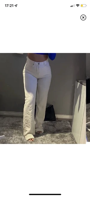 Vita jeans - Säljer dessa då jag har 3 par vita jeans, från bikbok