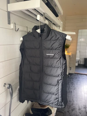 peak performance väst - en jättefina väst från peak performance som är så skönt och kan användas på både hösten och våren! skicket är väldigt bra och välskött. västen säljs inte ny längre men är eftertraktad! jag köpte dne för 1899