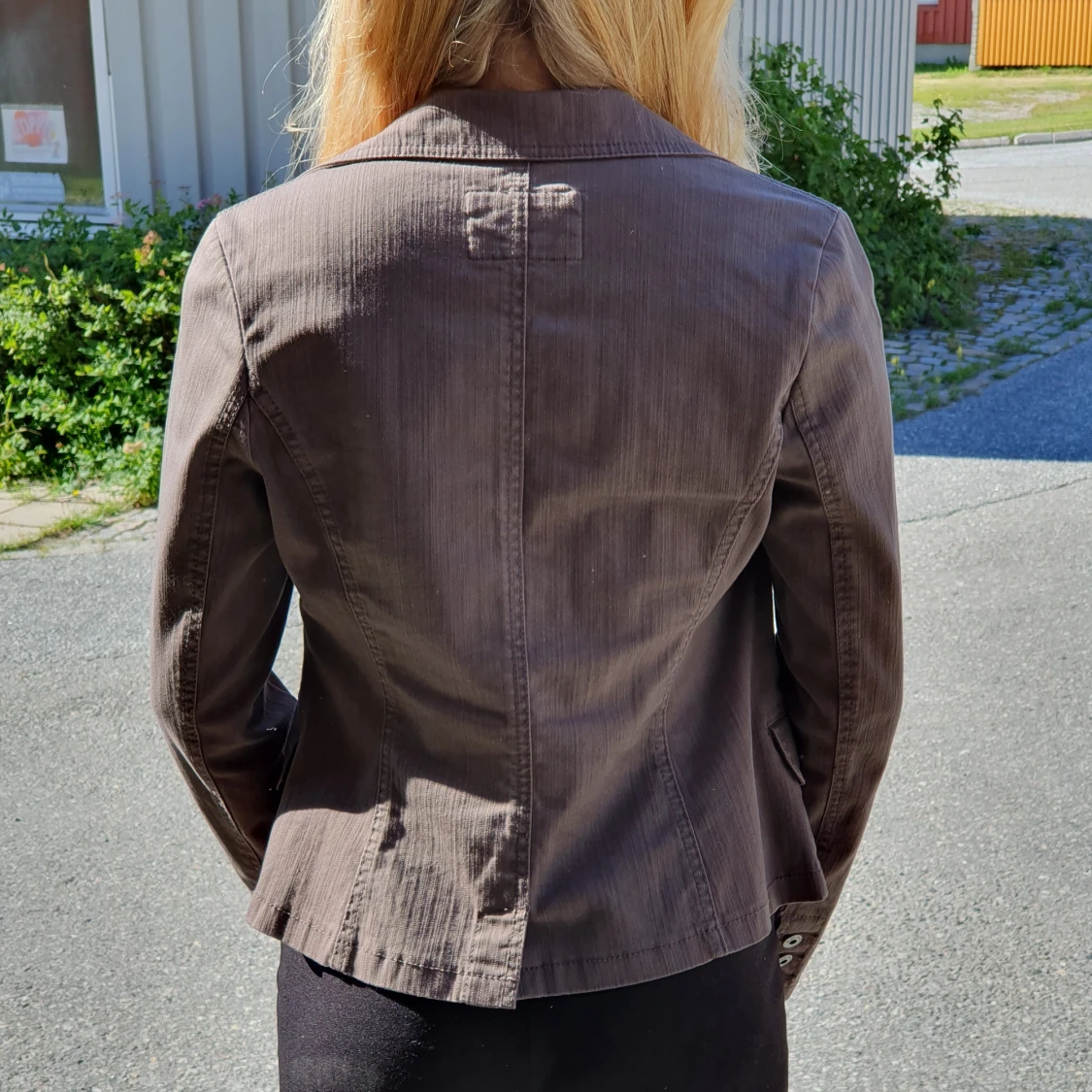 Brun kavaj i stretchigt material  - 91