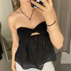 Zara-liknande topp - Topp liknande den superpopulära tröjan från zara! Säljer då jag råkat köpa 2 och endast vill ha kvar 1 utav dem! 💘 Bara att skriva vid frågor🤗