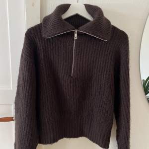 Stickad brun tröja med en hög krage från ginatricot 🤎 Inköpt vintern 2022, använd en gång!