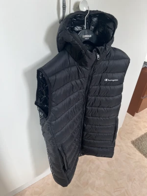 Champion Väst - Säljer min Champion väst då jag aldrig har använt den. Inga skador, skriv för funderingar eller mer bilder. Nypris 699kr🤠