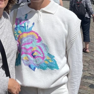 Stickad pullover! - Stickad pullover med en blomdetalj! Storlek M! Funkar både för killar och tjejer!