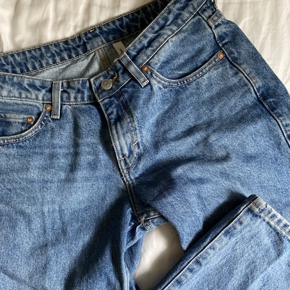 jättefina low waist jeans i nyskick!!! superfin blå färg 💙 köptes för 590:- säljs pga tyvärr för stora . Jeans & Byxor.
